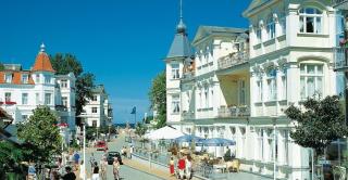 Weiße Bäderarchitektur in Blinz, Insel Rügen | ALDI SUISSE TOURS