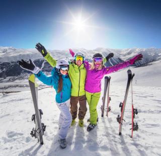 © Eurotours Freunde Skifahren Sonne Schnee Winter ALDI SUISSE TOURS