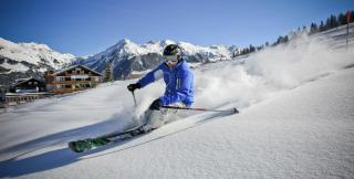 © Eurotours St. Gallenkirch Silvretta Mann Winter Sonne Schnee ALDI SUISSE TOURS