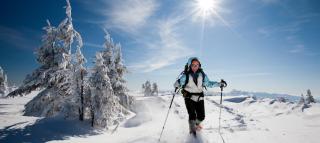 © Eurotours Wandern Schneeschuhe Winter Sonne Schnee ALDI SUISSE TOURS