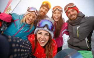 Freunde Skifahren Winter Selfie ALDI SUISSE TOURS