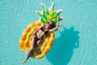 Frau auf Luftmatratze im Meer | ALDI SUISSE TOURS