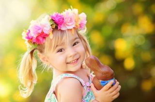 Mädchen mit Schoko-Osterhasen | ALDI SUISSE TOURS