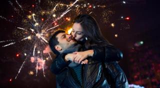 © Eurotours Silvester Feuerwerk Paar Kuss Brückentage | ALDI SUISSE TOURS