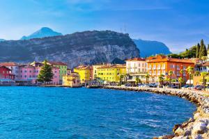 © Adobe Stock / xbrchx Gardasee | HOFER REISEN