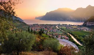 © Eurotours Riva del Garda Gardasee Trentino Italien Sonnenuntergang - ALDI SUISSE TOURS