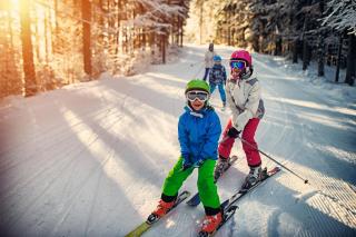 Kinder beim Skifahren - ALDI SUISSE TOURS