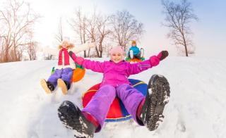 Snowtubing Mädchen Spass Schnee Winter ALDI SUISSE TOURS