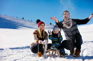 Familie Schnee Spass Schlitteln Winter ALDI SUISSE TOURS