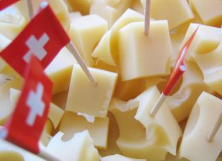 Emmentaler Käsewürfel Schweiz Flagge Spezialität ALDI SUISSE TOURS