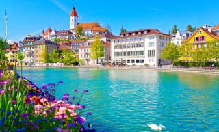 Thunersee Sommer Blumen farbenfroh Altstadt Tourismus ALDI SUISSE TOURS