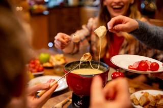 Fondue Käsefondue Waadtland Schweiz Freunde ALDI SUISSE TOURS