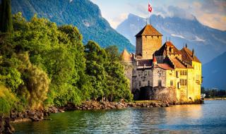 Schloss Chillon Genfersee Waadt Schweizer Flagge goldene Stunde ALDI SUISSE TOURS