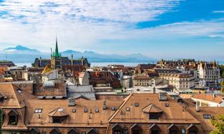 Dächer Lausanne Hauptstadt Genfersee Savoyer Alpen Wolken ALDI SUISSE TOURS
