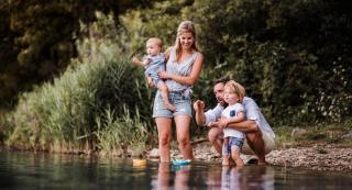 Wandern mit Baby Fluss ALDI SUISSE TOURS