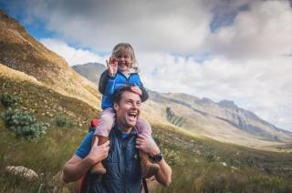 Vater Tochter lachen Wandern ALDI SUISSE TOURS