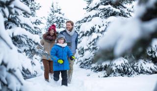 © Eurotours Familie im Wald Winter Schnee ALDI SUISSE TOURS