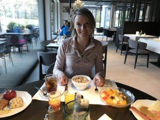 © Eurotours Anna beim Frühstück ALDI SUISSE TOURS