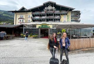 Petra und Patricia vor dem Kohlerhof ALDI SUISSE TOURS