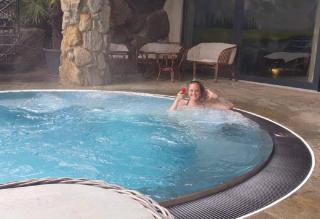 Patricia im Pool ALDI SUISSE TOURS