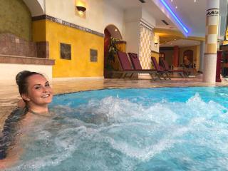 Patricia im Pool ALDI SUISSE TOURS