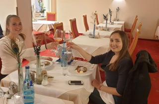 Patricia und Petra im Restaurant ALDI SUISSE TOURS