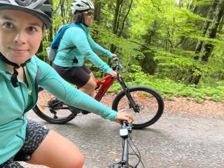 © Eurotours Anja und ihre Mama beim E-Bike-Fahren ALDI SUISSE TOURS