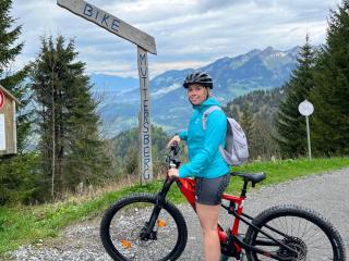 © Eurotours Anja mit dem E-Bike am Muttersberg ALDI SUISSE TOURS