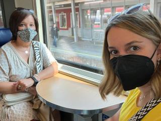 © Eurotours Anja und ihre Mama im Zug nach Bregenz ALDI SUISSE TOURS
