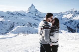 Paar küsst sich vor Kleinem Matterhorn ALDI SUISSE TOURS
