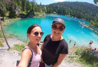 Victoria und Bettina am Caumasee | ALDI SUISSE TOURS