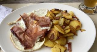 Spiegelei, Speck und Röstkartoffeln | Reiseguide | Wanderreise durch die Naturpärke der Dolomiten | ALDI SUISSE TOURS