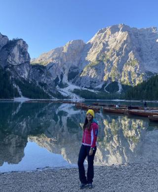 Susi am Pragser Wildsee | Reiseguide | Wanderreise durch die Naturpärke der Dolomiten | ALDI SUISSE TOURS