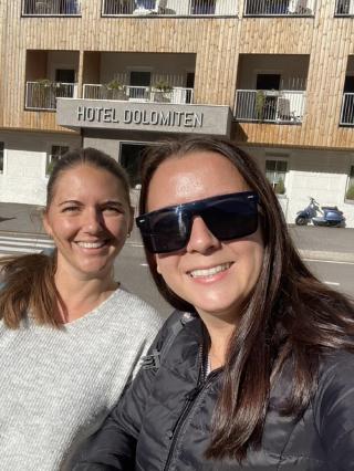 Susi und Michi vor dem Hotel Dolomiten | Reiseguide | Wanderreise durch die Naturpärke der Dolomiten | ALDI SUISSE TOURS