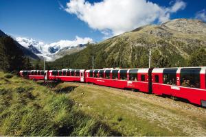 Mit dem Bernina Express von den Gletschern zu den Palmen - Zugrundreise