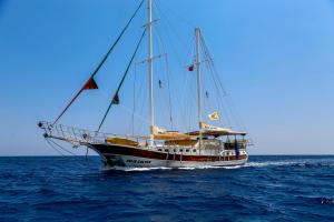 Voyage bleu - Croisière en voilier à moteur