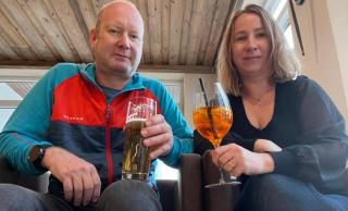 © Eurotours Natalya und Gernoth bei der Ankunft in Fügen | Hotelguide | ALDI SUISSE TOURS