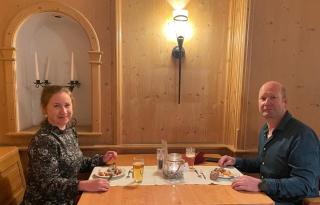 © Eurotours Natalya und Gernoth beim Abendessen | Hotelguide | ALDI SUISSE TOURS