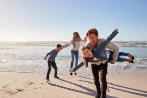 Winter am Strand: Badeziele für Familien