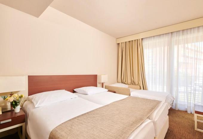 Zimmerbeispiel, Dreibettzimmer (DBZ) Balkon Zimmerbeispiel, Dreibettzimmer (DBZ) Balkon