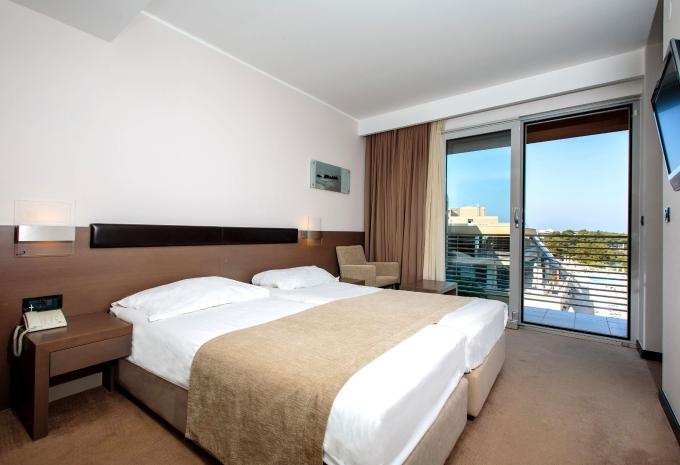 Zimmerbeispiel, Dreibettzimmer (DBZ) Premium Balkon Meerblick