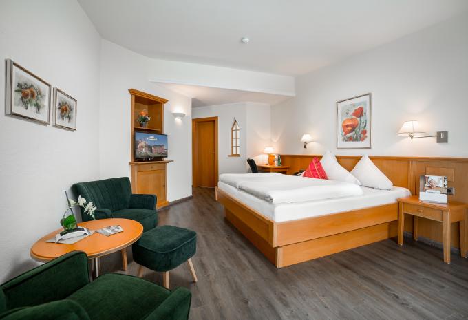 Zimmerbeispiel, 3B02 Comfort Dreibettzimmer Balkon Panorama