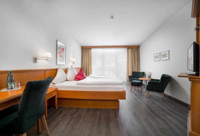 Zimmerbeispiel, 3B02 Comfort Dreibettzimmer Balkon Panorama