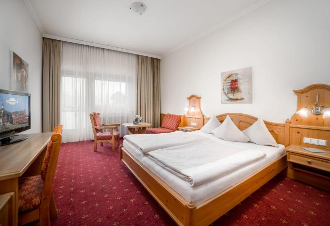 Zimmerbeispiel, 3B01 Comfort Dreibettzimmer Balkon "Kohlerhof" oder "Wellnessschlössl"