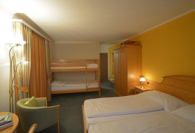 Exemple d'une chambre de 4 lits balcon Exemple d'une chambre de 4 lits balcon