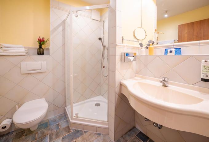 Zimmerbeispiel Doppelzimmer Balkon/Terrasse Landseite Zimmerbeispiel Doppelzimmer Balkon/Terrasse Landseite