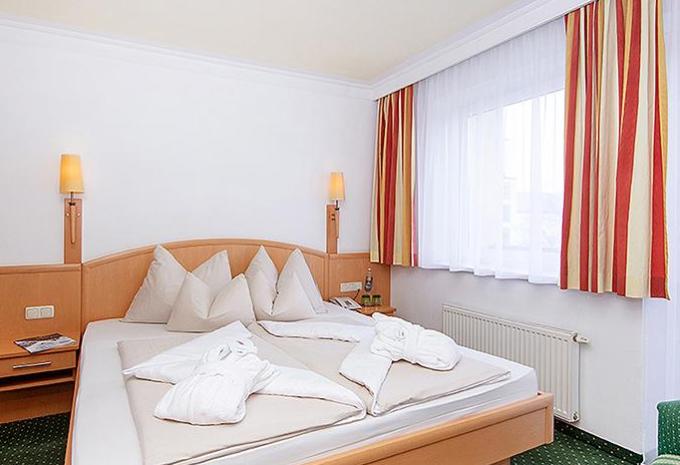 Zimmerbeispiel: Doppelzimmer "Areit" Zimmerbeispiel: Doppelzimmer "Areit"