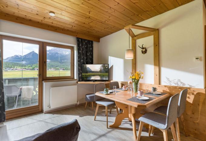 Zimmerbeispiel: Apartment Balkon/Terrasse Nebenhaus Hochgefühl Zimmerbeispiel: Apartment Balkon/Terrasse Nebenhaus Hochgefühl