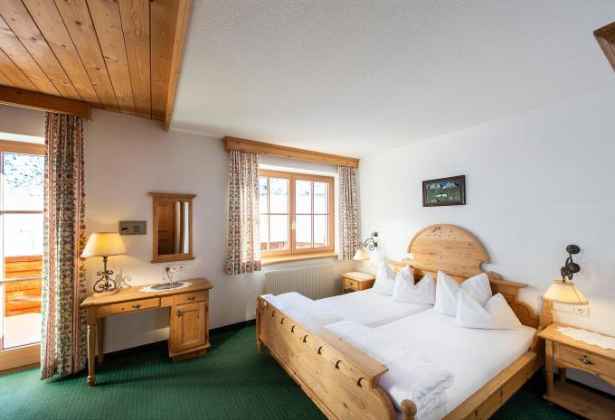 Zimmerbeispiel, Doppelzimmer Deluxe Gorfenspitze de luxe“ oder Romantik