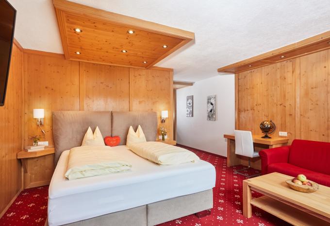 Zimmerbeispiel Doppelzimmer Balkon Bergseite "Hubertus"